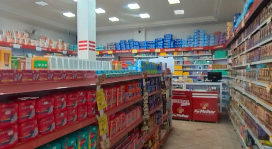 Farmacêutica atendendo cliente com atenção e cuidado